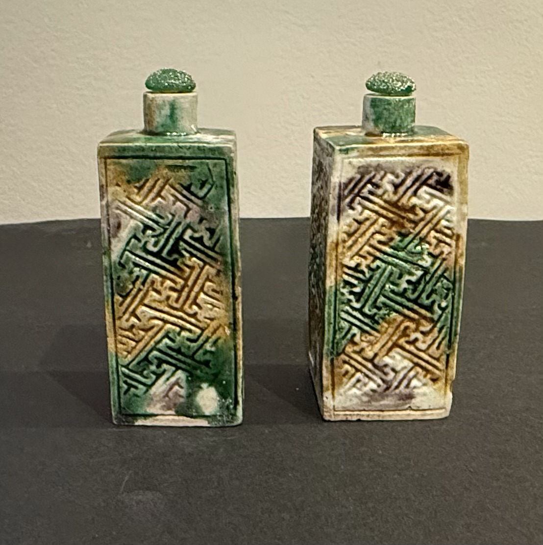 Pair of small quadrangular porcelain bottles moulded and enameled polychrome  of the sancai type
China period Kangxi (1662/1722)
mounted posteriourly in snuff bottles